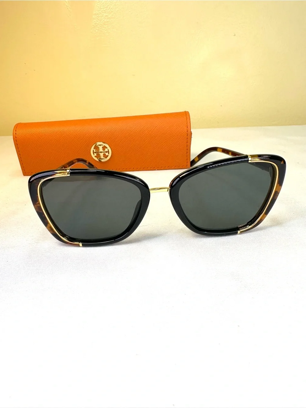 Tory Burch Eleanor cat-eye sunglasses Tortoise black frame metallic rim case